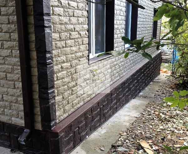 Фасадные цокольные панели для наружной отделки цоколя дома: виды (под кирпич, камень), технология отделки и подготовка фундамента Фасадные цокольные панели для наружной отделки цоколя дома: виды (под кирпич, камень), технология отделки и подготовка фундамента