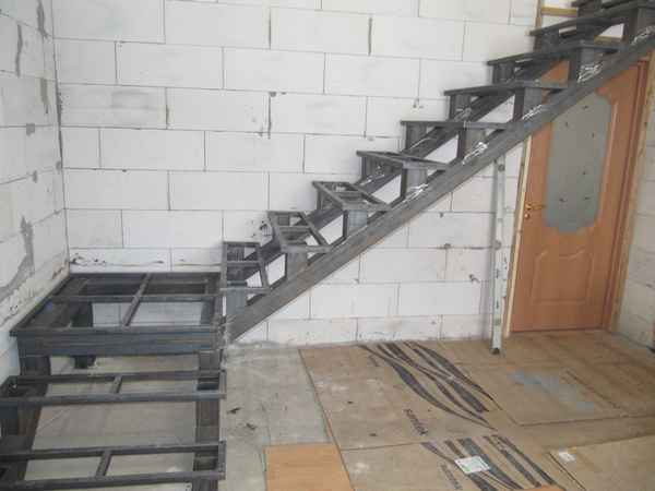 Как соорудить Металлическую лестницу на второй этаж своими руками в частном доме: Инструкция +Фото и Видео