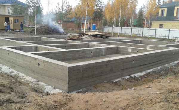 Ленточный фундамент для кирпичного частного дома: плюсы и минусы, заливка бетона и фото монтажа