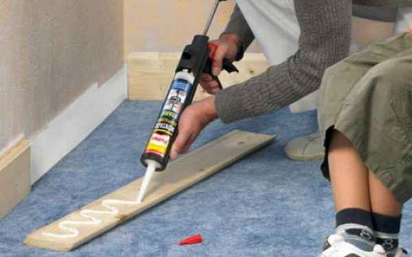 Монтаж ПВХ ламината: Чем клеить и что лучше для квартиры и дома + Видео