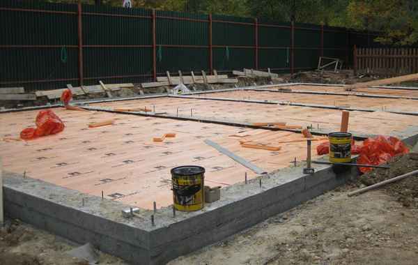 Заливка плиты на ленточный фундамент: можно ли и как правильно произвести монтаж + варианты обустройства пола