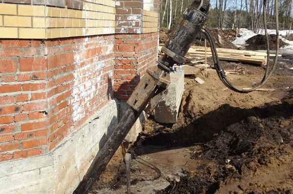 Ремонт ленточного фундамента: замена свай, а также устранение трещин и восстановление своими руками основания под существующим домом