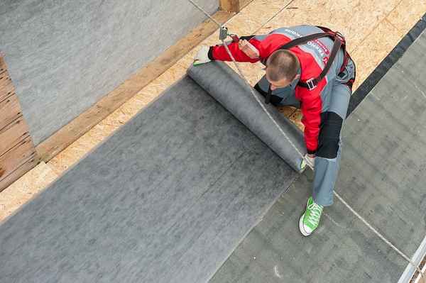 Подкладочный ковер под гибкую черепицу: монтаж и укладка подложки под мягкую кровлю