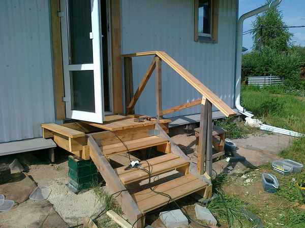 Обзор крыльца для дачного дома своими руками: Варианты и виды конструкций и материалов +Видео