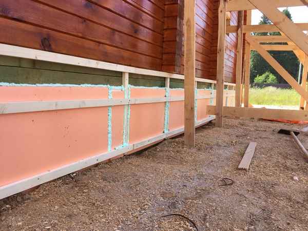 Чем закрыть свайный фундамент снаружи и как лучше сделать обшивку, а также облицовку цоколя основания своими руками