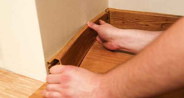 Как выбрать и установить плинтус напольный широкий пластиковый? Советы по выбору и укладке +Видео