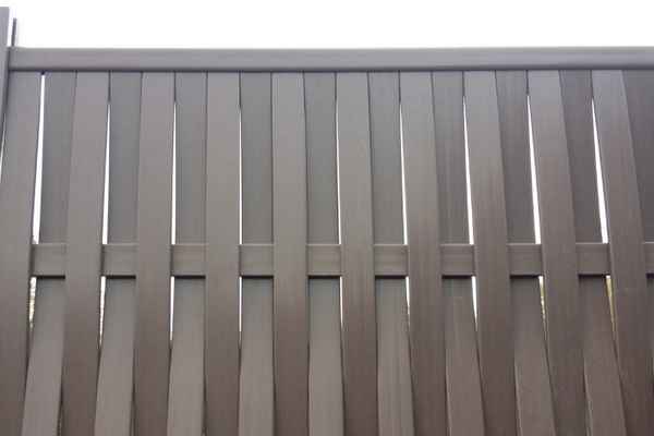 Пластиковые заборы. Штакетник, глухой забор, сетка, комбинированный, плетень +Фото и Видео