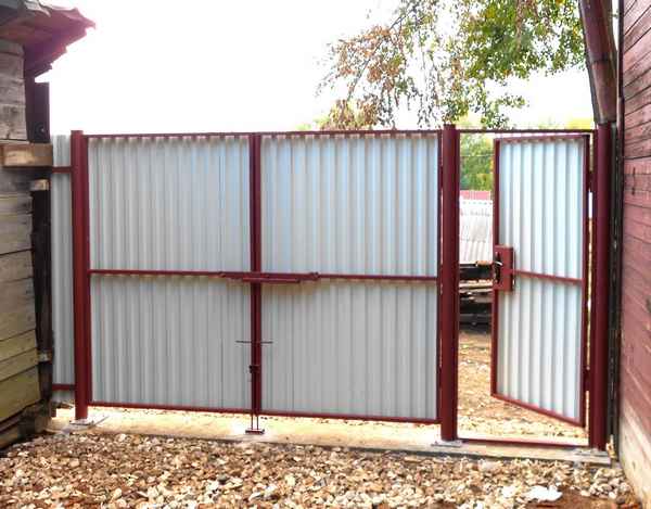 Как сделать надёжные ворота и калитка из профнастила: Хаpaктеристики профлиста и Изготовление  своими руками ворот с отделкой с внешней стороны +Видео