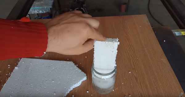 Самодельный клей из пенопласта на основе растворителей из ацетона, бензина, нитрокраски.