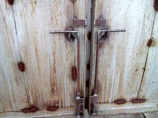 Засов для гаражных ворот: делаем своими рукамиВиды и пошаговая инструкция +Фото и Видео