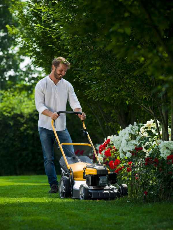 ТОП-14 лучших бензиновых газонокосилок: рейтинг 2019 года и какую выбрать для неровного участка самоходную или колесную