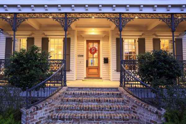 Парадное крыльцо в дом: Классическое, Французское, Резное, в Европейском стиле своими руками: Виды +Фото и Видео