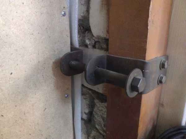 Запоры на гаражные вороты делаем своими руками: быстро и качественно +Видео