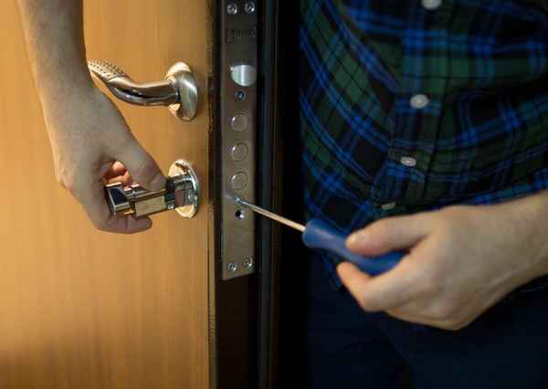 Как поменять личинку замка входной металлической двери: Инструкция +Видео