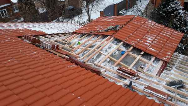 Полимерно-песчаная черепица: производство и оборудование покрытия, монтаж стропил и обрешетки