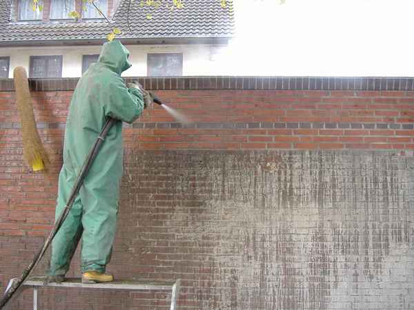 Очистка кирпича от цемента: Механический и химический способы очистки +Видео