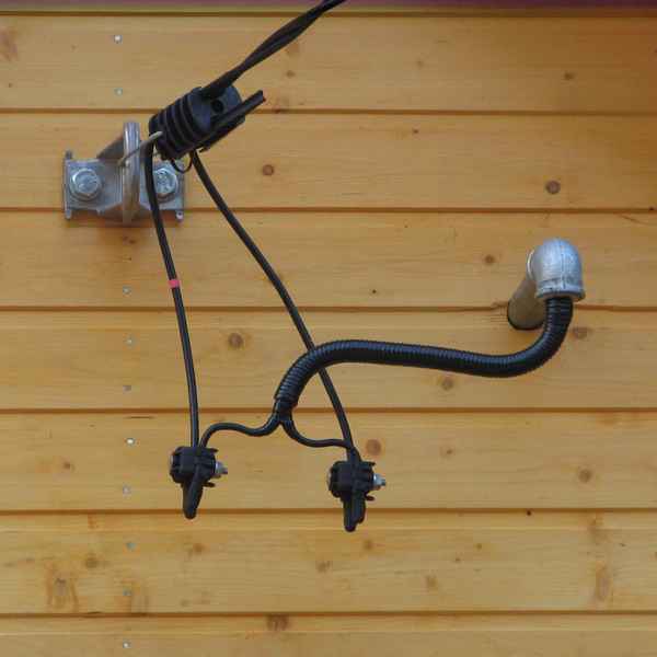 Ввод в дом электричества. От столба к дому. Особенности ввода в деревянный дом