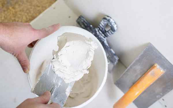Шпаклевка из гипса для потолка и стен – особенности материала, расход, как разводить +Видео