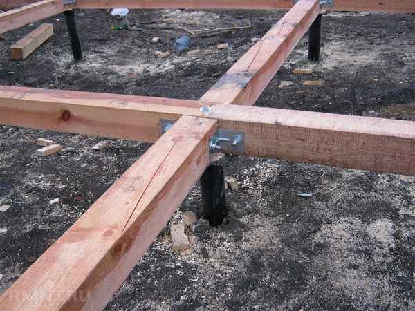 Монтаж обвязки из бруса на винтовых сваях: Инструкция +Видео