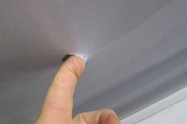 Натяжной потолок прилипает к потолку: причины, устранение +Видео