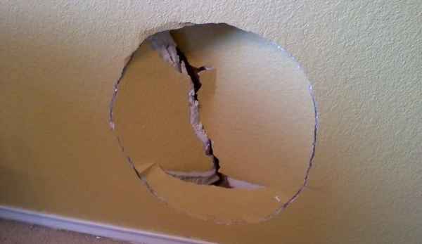 Повреждения гипсокартона и способы заделки