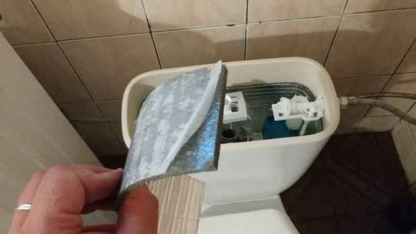 Что делать, если собирается конденсат на бачке унитаза: Обзор