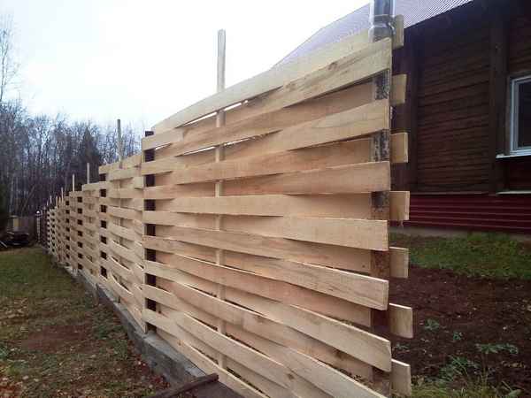 Горизонтальный плетеный забор из досок – технология изготовления: Обзор +Видео