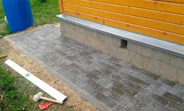 Отмостка возле дома своими руками из бетона, декоративного камня или тротуарной плитки: +Видео и пошаговая инструкция