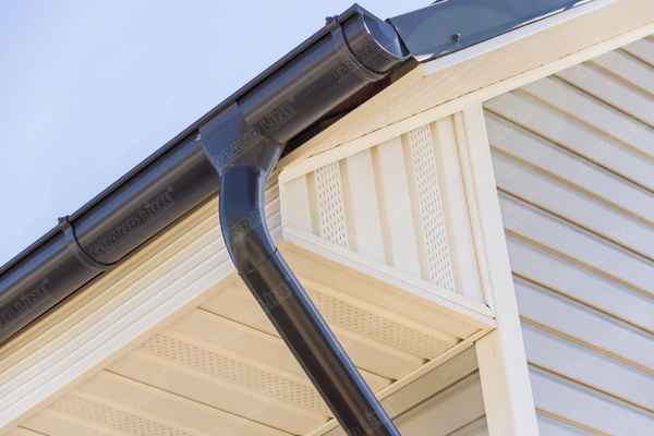 Металлические водостоки для крыши: плюсы и минусы алюминиевых и медных водосточных желобов из металлпрофиля + монтаж