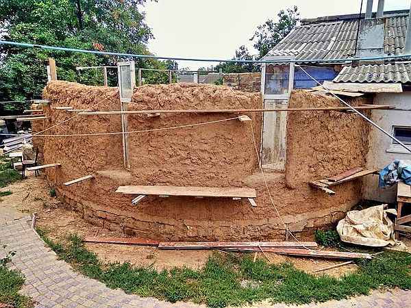 Глинобитный дом своими руками:+Видео и Технология строительства +Фото и варианты отделки дома из глины с соломой