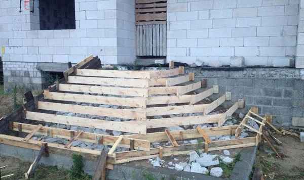 Как сделать бетонное крыльцо со ступеньками в частном доме своими руками? Пошаговая инструкция +Видео