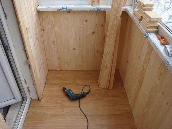 Внутренняя отделка лоджии пластиковыми панелями и деревом своими руками: Виды и Пошаговая инструкция +Видео