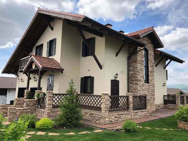 Отделка фасада дома камнем и штукатуркой + фото устройства декоративного материала