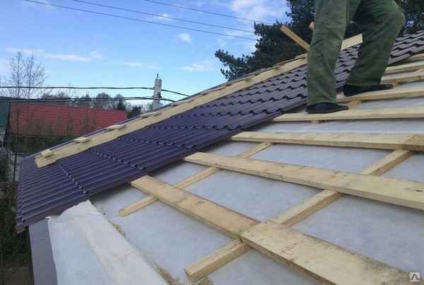 Гидроизоляция под металлочерепицу: выбор подкровельной антиконденсатной пленки и ее монтаж